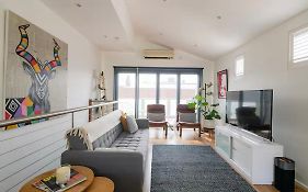 Designer Townhome Adjacent To East Brunswick Village 2Min To Tram Plus Private Parking